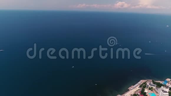 空中录像黑海海岸最大的城市度假小镇2019视频的预览图