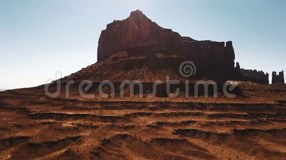 无人机在大沙漠砂岩山附近升起在阳光明媚的日子里俯瞰着阳光明媚的美国峡谷悬崖天际线视频的预览图