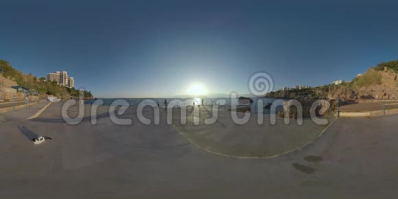 360VR安塔利亚海滨沿着岩石海岸海太阳和酒店场景视频的预览图