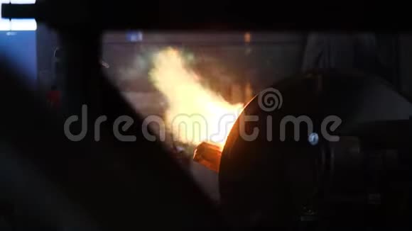 工人在炉子里用火熔化金属库存录像工人的形式和头盔政策熔化金属在视频的预览图
