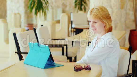 有魅力的女人在平板电脑上进行视频聊天视频呼叫度假概念视频的预览图