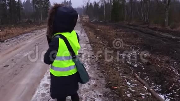 女林业雇员步行介绍所做的工作视频的预览图