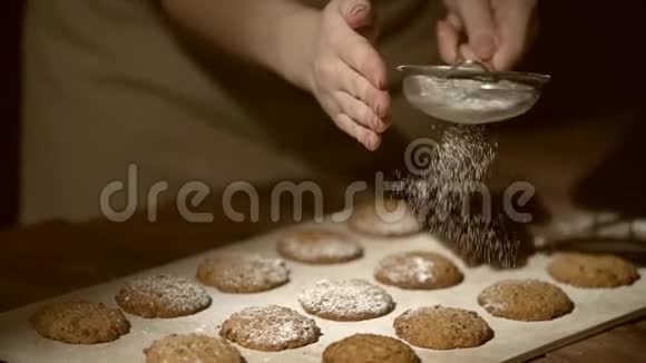 女人在木桌上准备饼干视频的预览图