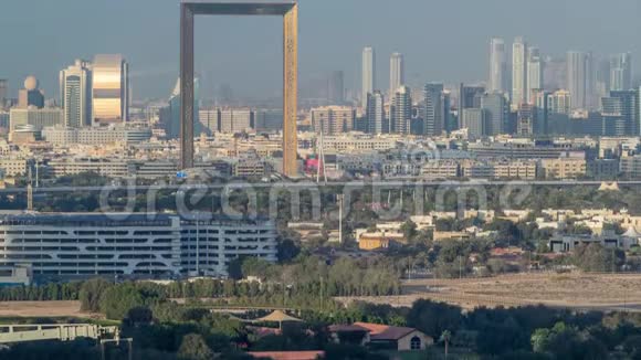在阿联酋日落前迪拜的迪拉和沙迦地区的天际线景色视频的预览图