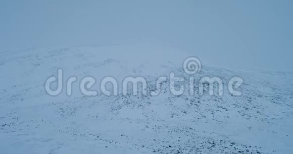 在北极的冻土带中间一个大的蒙古包营上面有雷因德斯的无人机视频的预览图