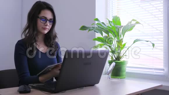 网上支付年轻女孩带着塑料卡通过电脑上网购物视频的预览图