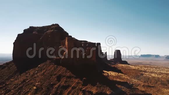 无人机飞向史诗般的岩石山在纪念碑谷国家公园惊人的砂岩空漠天际线视频的预览图