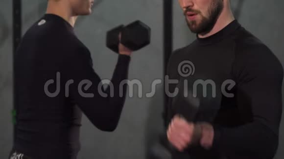一个长着胡子的肌肉男在健身房举重时被人打了弯视频的预览图