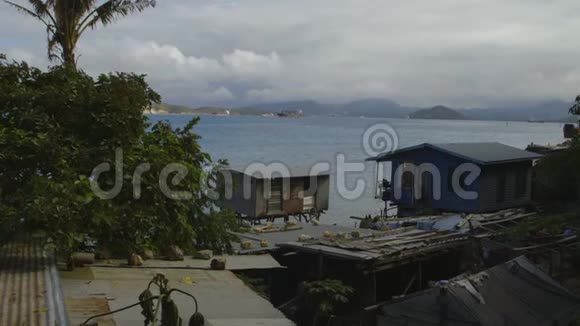 莫尔斯比Koki村房屋上方的港口景观视频的预览图