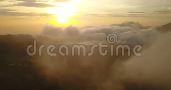 在美丽的云中飞翔印度尼西亚巴厘岛日出时的布拉坦湖鸟瞰图视频的预览图
