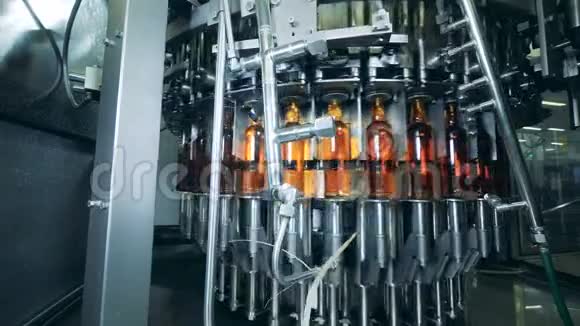 工厂机器工作用酒精移动瓶子关闭视频的预览图