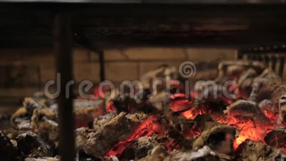 肋眼牛排是在格子上用煤煮的肉是用明火煎的慢动作视频的预览图