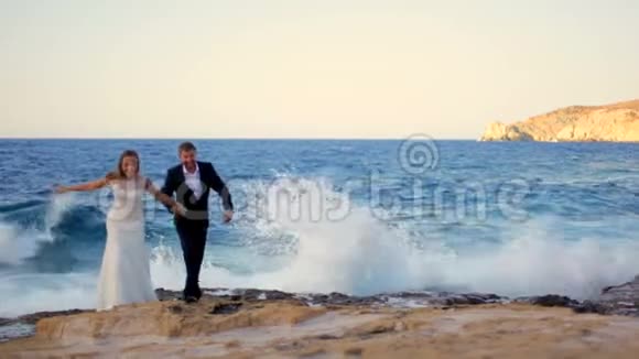 喜新厌旧的新娘和新郎在海滨在他们的婚礼上掀起了高潮视频的预览图