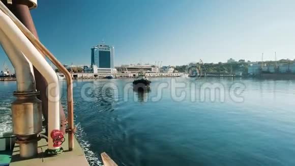 二一八年十月二十日带有白色上层建筑和深蓝色船体的拖船俯瞰敖德萨港的航道视频的预览图