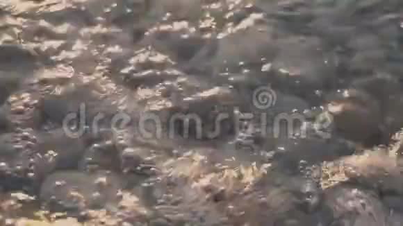 海浪冲刷卵石海滩视频的预览图