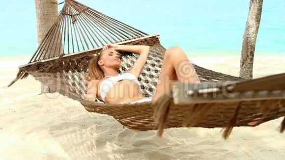 迷人的女人在吊床上放松视频的预览图