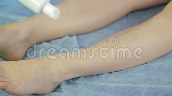 年轻的女医生美容师穿上了一个滑石女孩的脚视频的预览图