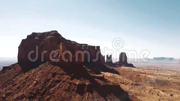 在美国国家公园的史诗般的砂岩沙漠和令人难以置信的红岩山天际线之上Drone正在登高视频的预览图