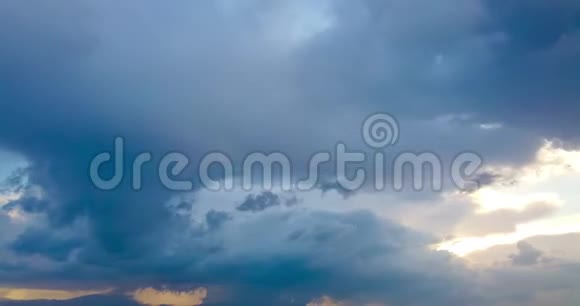 暴风雨云的时间推移地平线上有雨美丽的戏剧日落五彩缤纷的戏剧天空视频的预览图