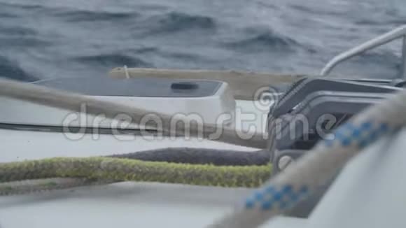 男子手中的游艇司机拉和卷绳上的帆船关闭视频的预览图