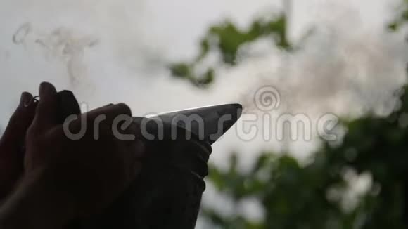 高清特写镜头蜜蜂吸烟者产生的烟雾视频的预览图