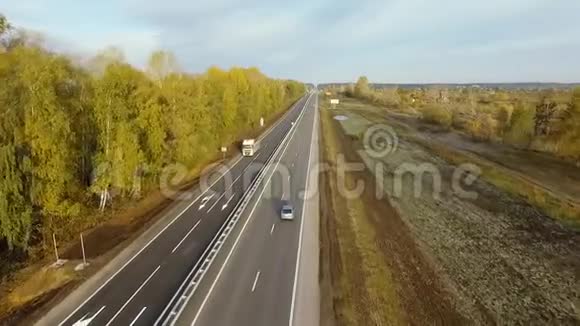 空中勘测飞越高速公路到地平线视频的预览图