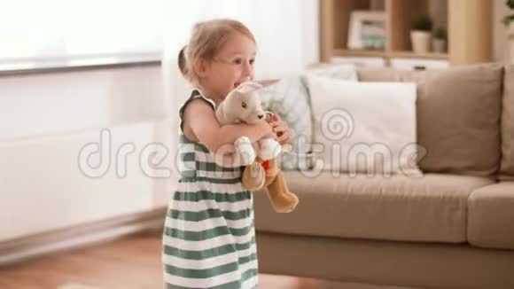 快乐的女婴在家玩软玩具视频的预览图