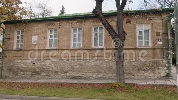 俄罗斯诗人勒蒙托夫居住的旧房子上面有纪念桌视频的预览图