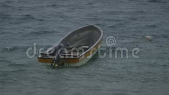 莫尔斯比高跷村被海浪拍打的独木舟视频的预览图