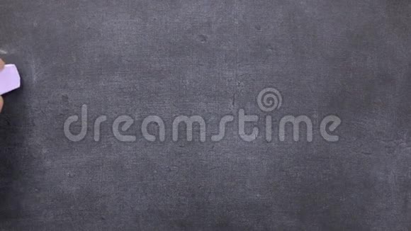 单词WELCOM用粉笔写在黑板上视频的预览图