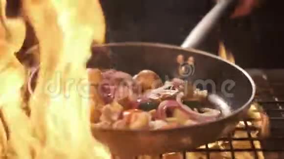 蔬菜缓慢地飞进锅里洋葱西兰花蘑菇香瓜西红柿西葫芦健康视频的预览图