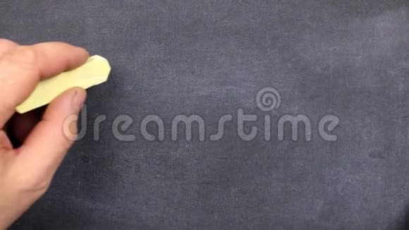 单词SALE用粉笔写在黑板上视频的预览图
