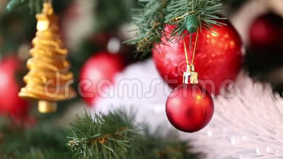 装饰着红色和金色圣诞玩具的树枝白色闪亮的花环视频的预览图