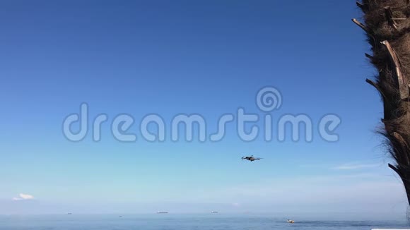 无人机飞过大海小无人机在明亮的蓝天中盘旋视频的预览图