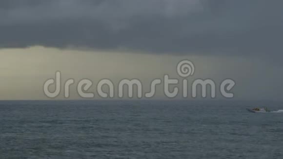 莫尔斯比港远洋摩托艇超速行驶视频的预览图