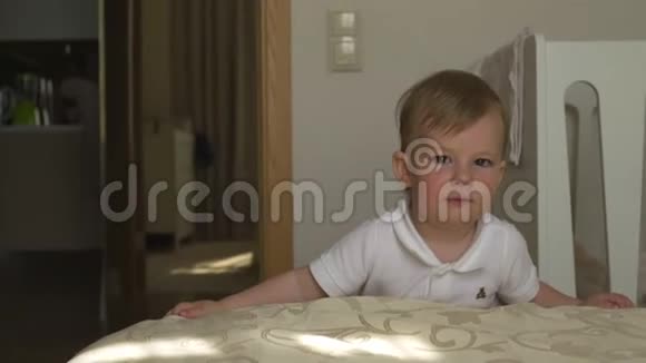 穿着白色的身体马球在公寓里走来走去的小男孩肖像充满好奇和快乐的微笑家庭价值观视频的预览图
