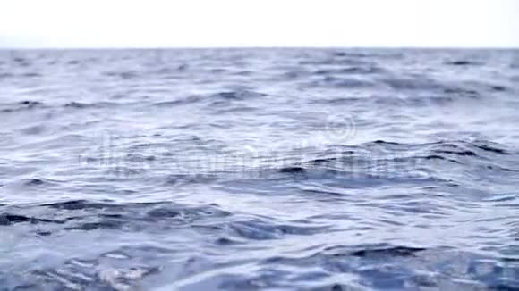 在波涛汹涌的海面上海浪在缓慢的运动视频的预览图