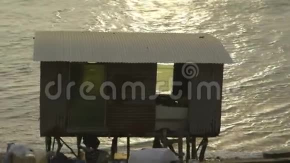 巴布亚摩尔斯比海岸线上的斯蒂尔特小屋视频的预览图
