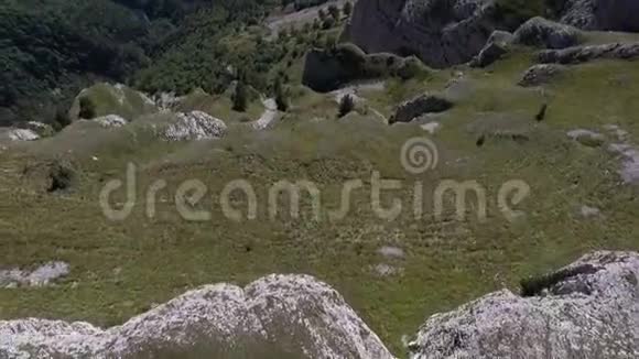 高加索山脉的岩石悬崖视频的预览图