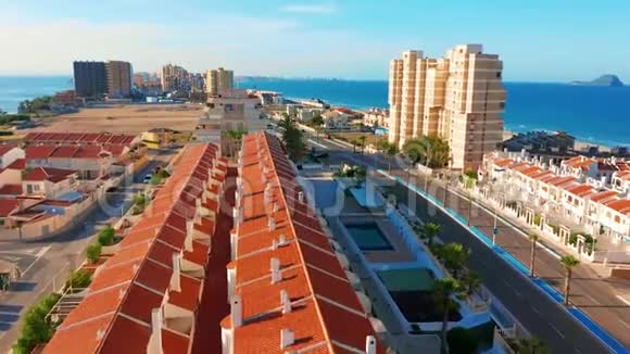 空中观景全景的街道道路和建筑物前面的拉曼加德尔马梅诺卡塔赫纳穆尔西亚西班牙视频的预览图