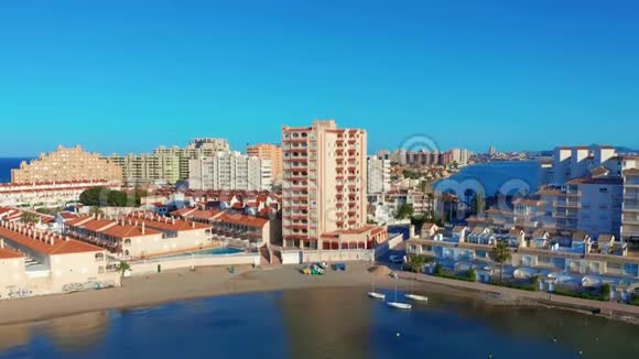 空中观景全景的街道道路和建筑物前面的拉曼加德尔马梅诺卡塔赫纳穆尔西亚西班牙视频的预览图