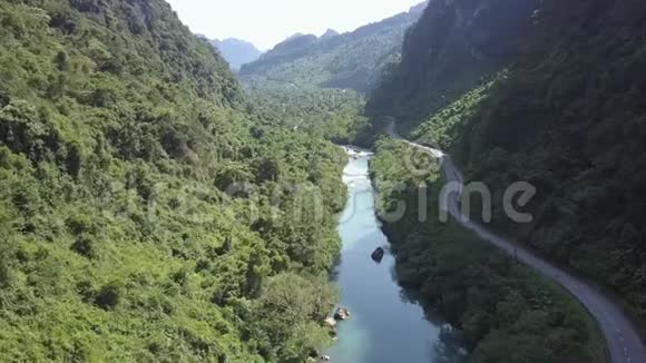 穿越绿色峡谷与河流高速公路的运动视频的预览图
