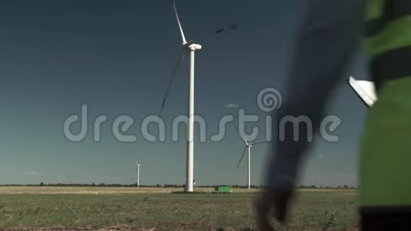 男人和女人接近风车视频的预览图