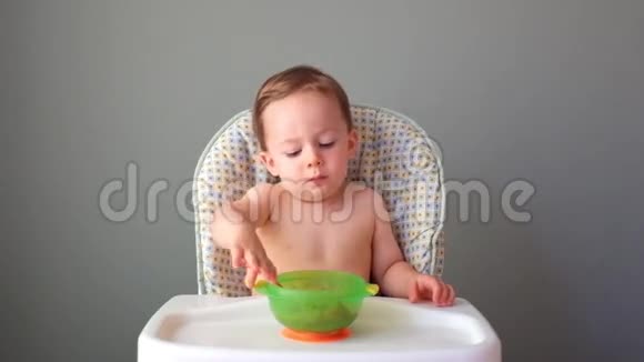 一个小孩子吃视频的预览图