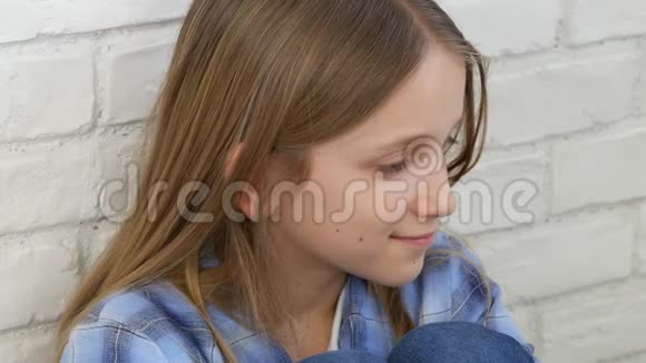 体贴的孩子冥想无聊的女孩思考冥想悲伤的孩子画像视频的预览图