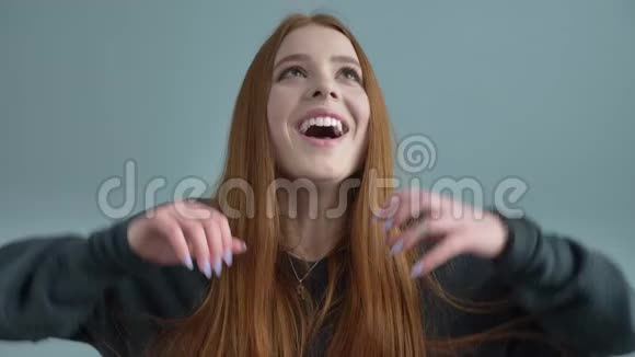 年轻美丽的红发女孩快乐幸福快乐快乐姜女的肖像60英尺视频的预览图