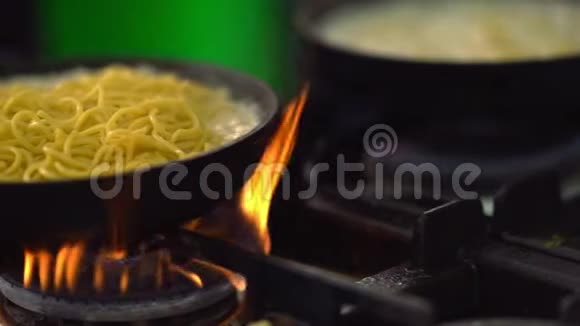 意大利面在煤气炉上煮视频的预览图