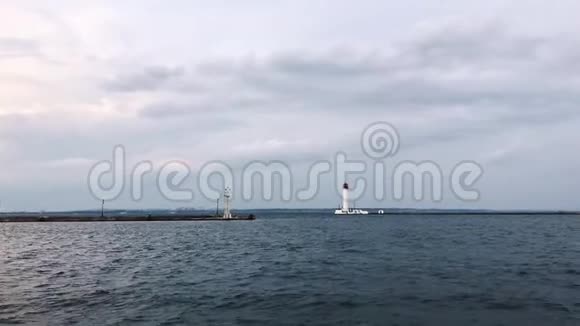 慢动作的灯塔多云天气乌克兰敖德萨海港黑海视频的预览图