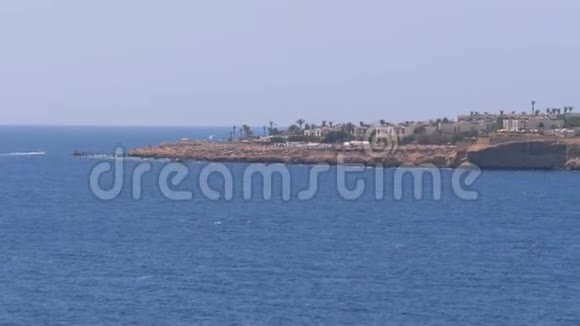 埃及的海滩和酒店靠近落基海滩的海岸线沙姆沙伊赫视频的预览图