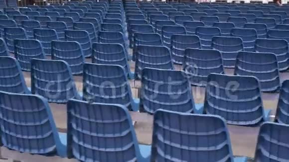 体育场空的蓝色塑料座椅视频的预览图